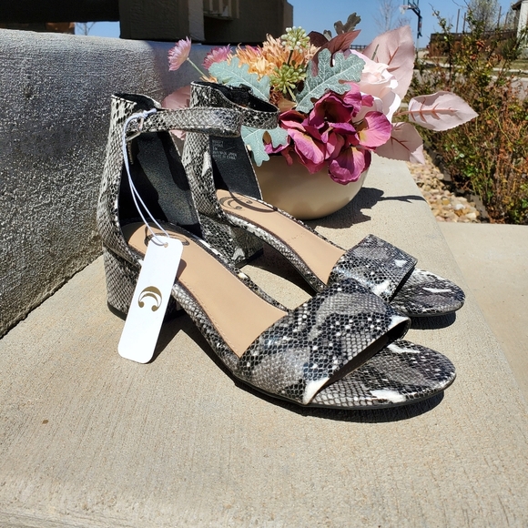 NWT Charming Charlie Women's Open Toe Ankle Strap Sandals Size 8M Gray Black - Picture 1 of 16